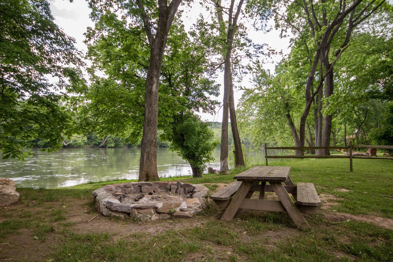 Bear Valley- Riverfront With Hot Tub! Лурей Екстериор снимка